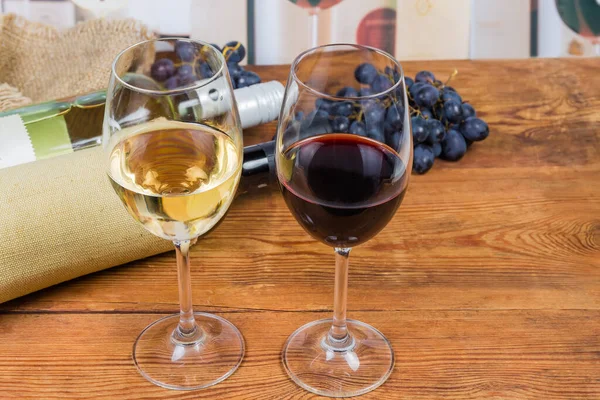 Δύο ποτήρια κόκκινο και λευκό κρασί σε ρουστίκ τραπέζι — Φωτογραφία Αρχείου