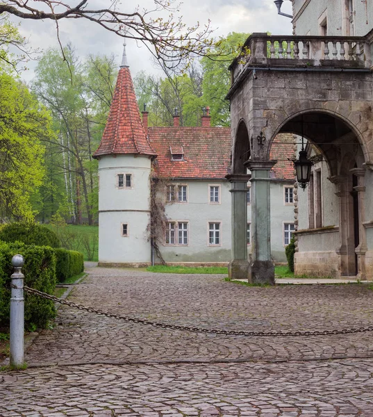 Fragment starego zamku wiosną pochmurny poranek — Zdjęcie stockowe
