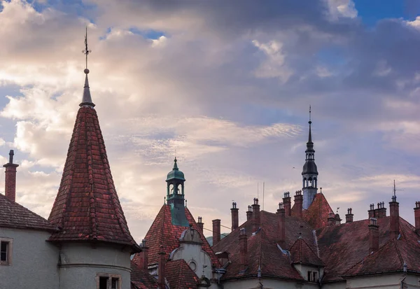 Dach der alten Burg gegen den Morgenhimmel, Fragment — Stockfoto