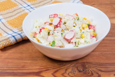 Yengeç salatası ve sebzeler kırsal masada yakın plan.