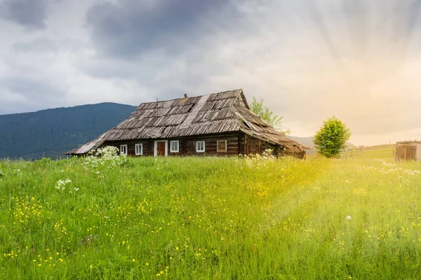 喀尔巴阡山脉废弃的旧农村木屋 — 图库照片