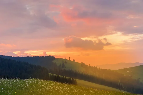 在喀尔巴阡山的夏天日落景色 — 图库照片