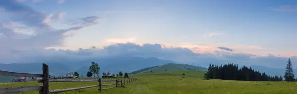 Düsterer Morgen in den Karpaten, Panoramablick — Stockfoto