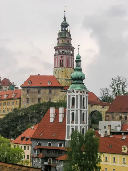 Вежа замку і церква Святого Йоста в Чеському Крамлові. — стокове фото