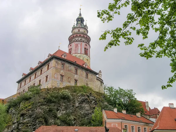 Cesky Krumlov zamek wieża przed zachmurzonym niebem, Czechy — Zdjęcie stockowe