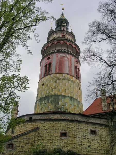 Cesky Krumlov zamek wieża przed zachmurzonym niebem, Czechy — Zdjęcie stockowe