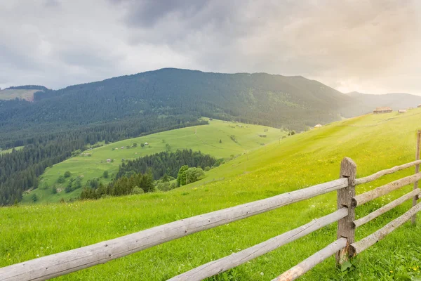 Vallei hellingen met hek op een voorgrond in Karpaten — Stockfoto