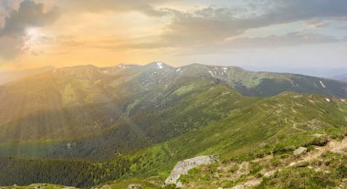 Yazın gün batımında Chornohora Dağı sıradağları. Zirveden panoramik manzara Pip Ivan, Karpat Dağları, Ukrayna
