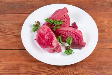 Beyaz lahana başları. Köy tabaklarının üzerinde pancar kökü salamurası.