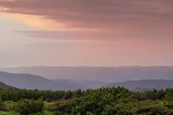 Himmel Mit Wolken Nach Sonnenuntergang Über Dem Tal Ferne Bergrücken — Stockfoto