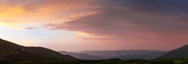 谷の上の日没後の雲と空 遠くの尾根や忍び寄る山の茂みは カルパチア山脈の前景に松 パノラマビュー — ストック写真