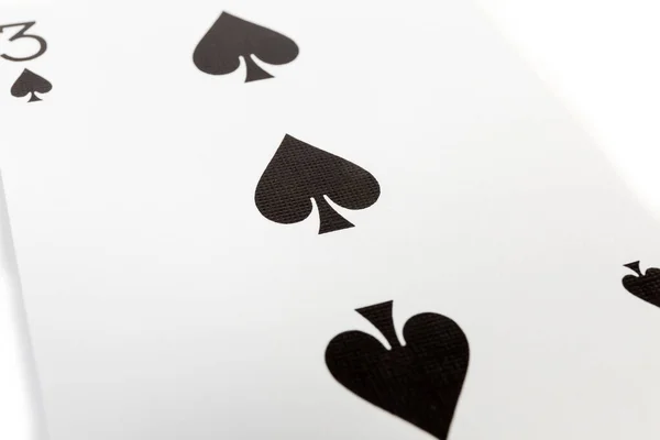 スペードのシンボルは 白の背景にトランプのカード3の断片に焦点を当てた選択的なフォーカスに近いスーツ — ストック写真