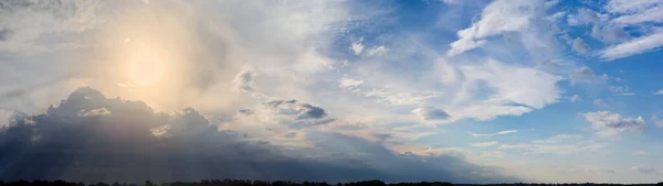 Niebo Cumulus Cirrus Chmury Słońce Promienie Słońca Chmur Nad Wiejskim — Zdjęcie stockowe