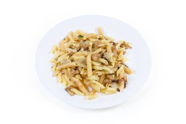 Kaynamış silindir şeklinde makarna, kızarmış mantarla karıştırılmış ve beyaz arka planda beyaz tabakta soğan.