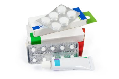 Karton kutular, ilaç paketleri, beyaz arka planda bir tüp iyileşme merhemi.