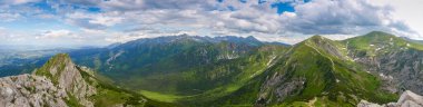 Yaz günü Polonya Lisesi Tatraları. Giewont Dağı 'ndan geniş panoramik manzara