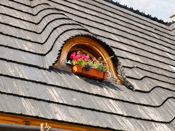 Fragment Einer Dachkonstruktion Aus Holzschindeln Mit Gaube Und Blumen Blumenkasten — Stockfoto