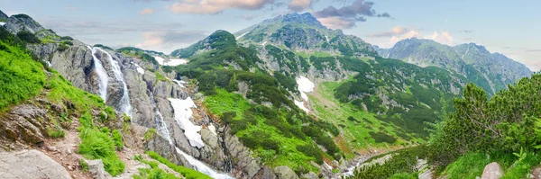 Horská Rokle Příkrými Skalnatými Svahy Řekou Vodopádem Letním Večeru Panoramatický — Stock fotografie