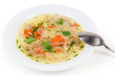 Beyaz tabakta ince vermicelli ev yapımı tavuk çorbası ve beyaz arka planda kaşıkla yakın plan.
