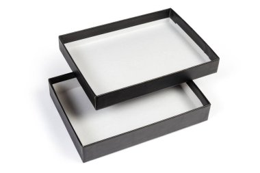 Beyaz zemin üzerinde açık ve ters kapaklı küçük siyah düz dikdörtgen karton kutu