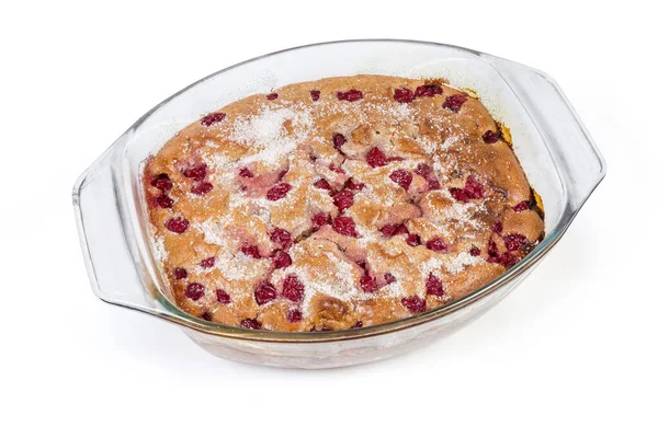 Clafoutis Cereza Casera Horno Cazuela Vidrio Sobre Fondo Blanco —  Fotos de Stock