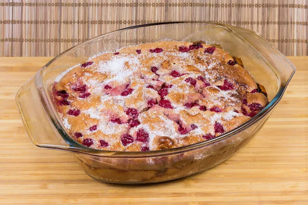 Gebakken Zelfgemaakte Kers Clafoutis Glazen Ovenschotel Pan Het Houten Oppervlak — Stockfoto