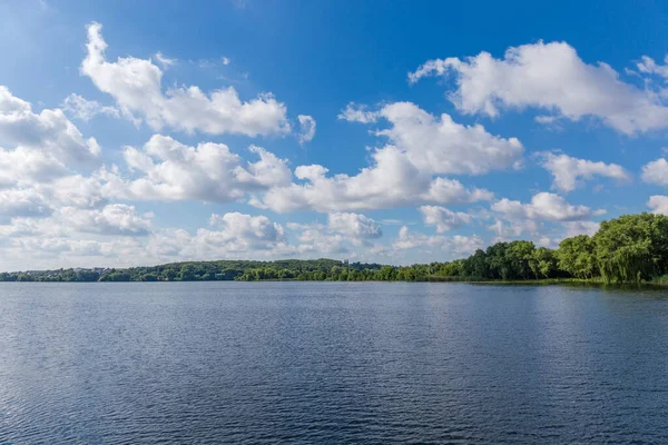 Grande Serbatoio Con Riva Ricoperta Alberi Cielo Con Nuvole Estive — Foto Stock