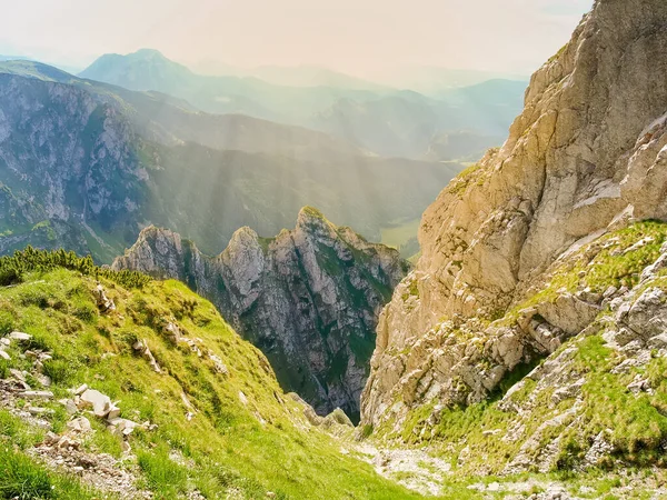 Diepe Bergkloof Met Steile Rotsen Voorgrond Tegen Verre Bergkammen Het — Stockfoto