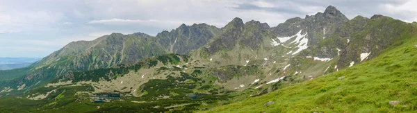 Craggy Bergrug Met Sporen Vallei Met Meren Tegen Bewolkte Lucht — Stockfoto