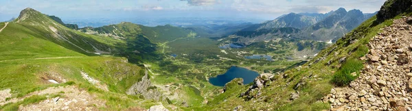 Bergdal Met Verschillende Meren Omgeven Door Grillige Bergkammen Het Tatra — Stockfoto