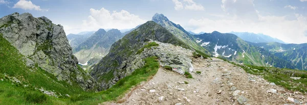 Markerad Bergsled Den Knapriga Bergskammen Tatrabergen Vidsträckt Panoramautsikt — Stockfoto