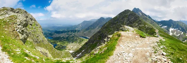Kayalık Sırt Tepesindeki Dağ Yolu Tatra Dağları Ndaki Göllü Vadisinin — Stok fotoğraf