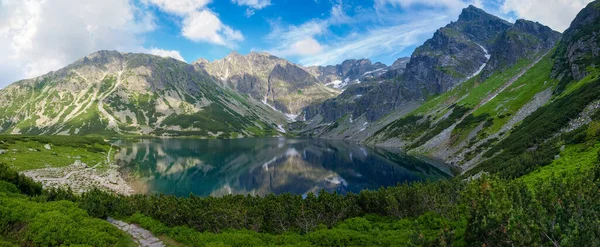 Horské Jezero Údolí Obklopeno Skalnatými Hřebeny Panoramatický Výhled Czarny Staw — Stock fotografie