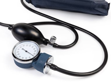 Beyaz zemin üzerinde klasik manuel mekanik sfenometre, aneroid manometre ve kapakçık kapaklı lastik ampul.