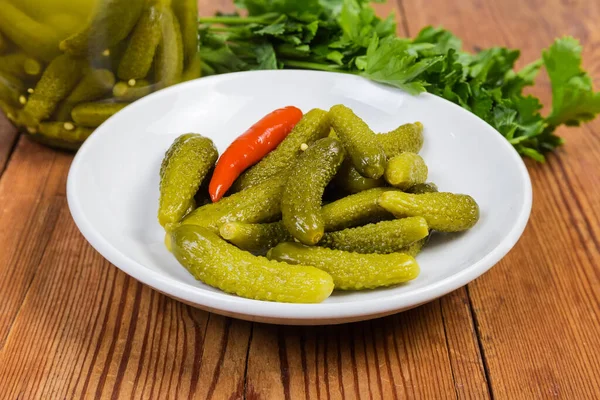 Pepinos Pequeños Escabeche También Llamados Pepinillos Platillo Blanco Contra Frasco —  Fotos de Stock