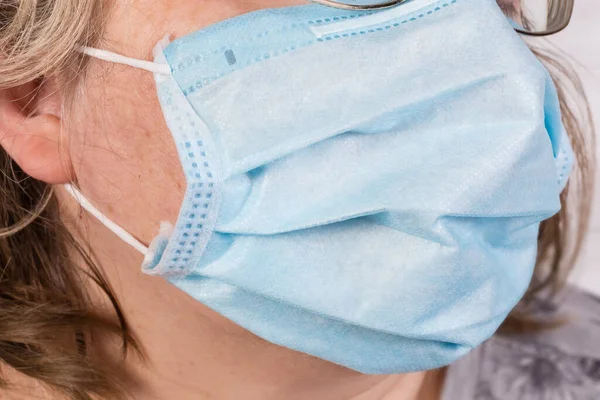 Açık Mavi Tek Kullanımlık Tıbbi Maske Seçici Odak Noktasında Yakın — Stok fotoğraf