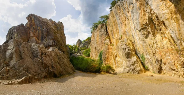 Barranco Estrecho Roca Piedra Caliza Con Textura Agrietada Una Ladera — Foto de Stock