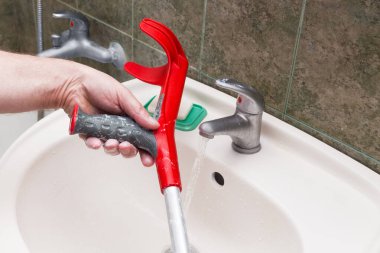 Erkek eli ve dirsek değneği, sabunla yıkarken, koronavirüsü önleme amacıyla.