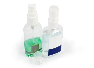 Beyaz arka planda farklı antiseptiklerden iki küçük plastik şişe.