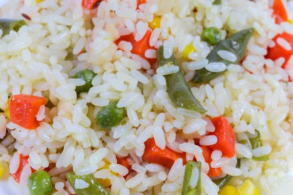 Pozadí Rýže Vařené Zeleninou Mrkev Zelené Fazole Hrách Kukuřice Cukrová — Stock fotografie