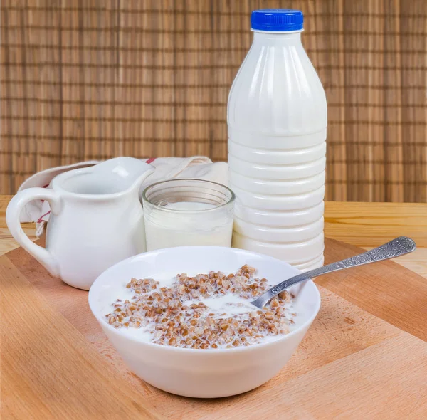 Gachas Trigo Sarraceno Con Leche Tazón Blanco Contra Los Productos —  Fotos de Stock