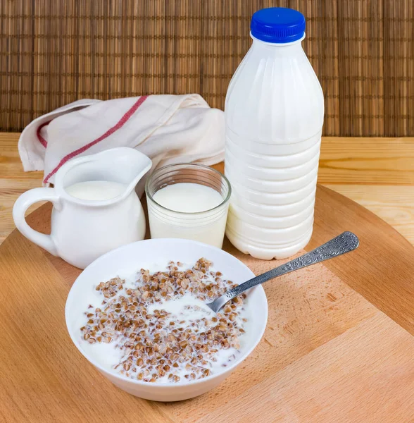 Gachas Trigo Sarraceno Con Leche Tazón Blanco Con Cuchara Algunos —  Fotos de Stock