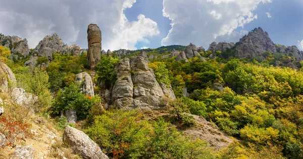 Pendiente Montaña Con Acantilados Rocas Envejecidas Piedra Caliza Entre Los — Foto de Stock