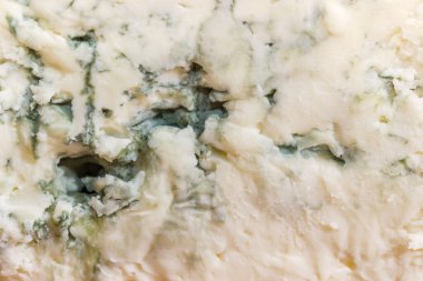 Mavi peynirin arka planında mavi-gri küf var. Kesik, doku yakın plan.