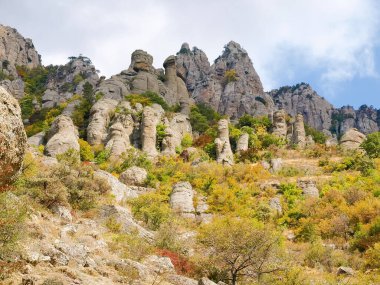 Kireç taşı, dağ yamacındaki sonbahar ormanları arasında kayaları aşındırdı.