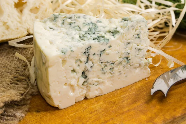 Pieza Del Queso Azul Con Molde Azul Gris Tabla Cortar —  Fotos de Stock