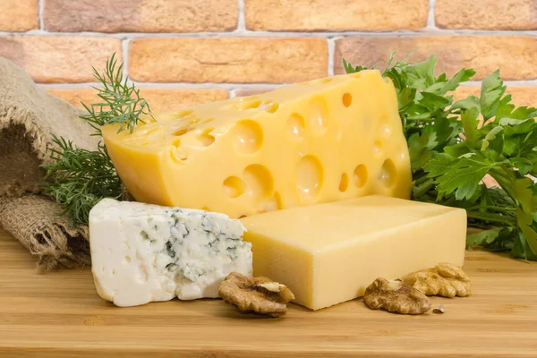 Orta Sertlikte Sviçre Peyniri Sert Peynir Yeşiller Arasında Mavi Peynir — Stok fotoğraf