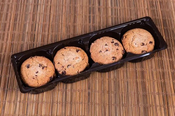 Biscoitos Chocolate Embalagem Comercial Plástico Marrom Tapete Mesa Bambu — Fotografia de Stock