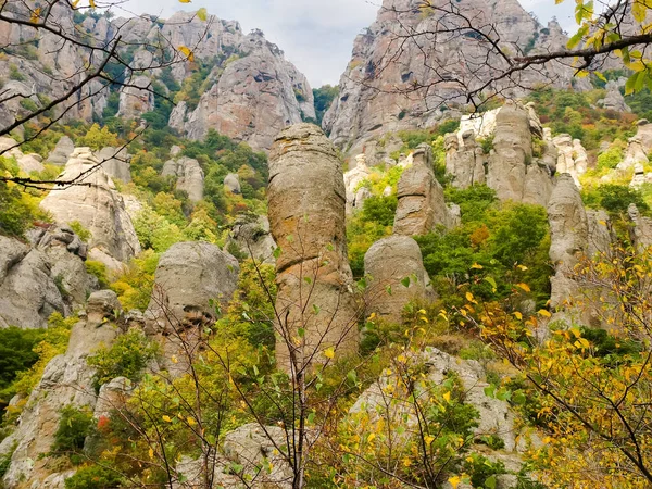 Caliza Rocas Erosionadas Entre Bosque Otoño Ladera Montaña Vista Inferior — Foto de Stock