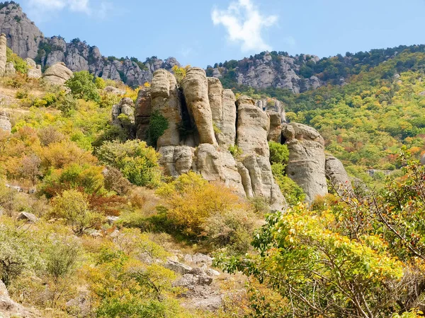 Piedra Caliza Resistido Rocas Entre Bosque Otoño Pendiente Montaña Vista — Foto de Stock